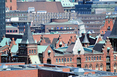 Dächer und Giebel der neogotischen Architektur der Hamburger Speicherstadt, re. ein Ausschnitt vom Chilehaus und dem Giebel der Polizeiwache am Klingberg.