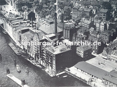 Luftbild vom Hafen Hamburg Altona - re. ein Ausschnitt der Altonaer Fischauktionshalle und am Elbufer die Speicherhäuser und Lagergebäude; Schuten und Binnenschiffe liegen dort vor Anker. (ca. 1935)