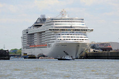 Das Kreuzfahrtschiff MSC Splendida liegt am Kai vom neuen Kreuzfahrtterminal Steinwerder  im Hamburger Hafen. Das Schiff hat eine Länge von 333 m und eine zugelassene Passagierzahl von 3274 sowie eine Besatzung von ca. 1370