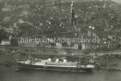 Der Schnelldampfer Cap Polonio liegt im Hamburger Hafen.