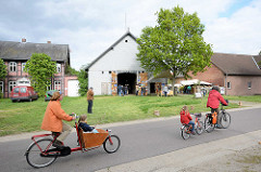 Kulturelle Landpartie im Wendland, Luckau - FahrradfahrerIn mit Kinder in Luckau.