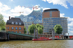 Liegeplatz vom Löschboot der Hamburger Feuerwehr am Kehrwieder, lks. die ehem. Polizeiwacher - re. Bürogebäude an der Kehrwiederspitze.