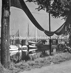 Blick in den Fischereihafen von Hamburg Finkenwerder - dicht an dicht liegen die Fischkutter im Hafenbecken. Fischnetze sind zum Trocknen aufgehängt.