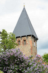 Kirche, Kapelle in Luckau / Wendland; gotischer Felssteinbau, rechteckiger Glockenturm.