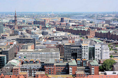 Blick über die Dächer der Hamburger Altstadt zur Hafencity / Speicherstadt - lks. der Kirchturm der St. Katharinenkirche - im Hintergrund die Norderelbe und die Elbbrücken.