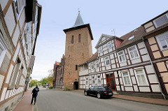 Kirchturm der St. Johanniskirche in Lüchow; Blick von der Kalandstrasse.