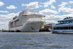 Das Kreuzfahrtschiff MSC Splendida liegt am Kai vom neuen Kreuzfahrtterminal Steinwerder  im Hamburger Hafen. Das Schiff hat eine Länge von 333 m und eine zugelassene Passagierzahl von 3274 sowie eine Besatzung von ca. 1370