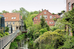 Blick über die Drawehner Jeetzel in Lüchow zu den historischen Häusern in der Junkerstrasse.