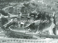 Historische Luftaufnahme / Flugbild von der Hamburger Elbhöhe bei den Landungsbrücke - in der Bildmitte das Gebäude der Seewarte, dahinter die Seewartenbrücke und das Bismarck-Denkmal.