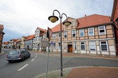 Blick von der Salzwedeler Strasse in die Bergstrasse von  Lüchow - historische Wohnhäuser, Fachwerkgebäude.