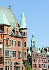 Kupfertürme - Dächer in der Speicherstadt Hamburgs - re. Turm vom Rathaus der Speicherstadt - Sitz der HHLA / Hamburger Hafen und Logistik AG.