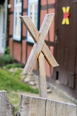 HolzX; das X ist zum Symbol der Anti-Atom-Bewegung im Wendland; Der Transport-Termin des ersten Castor-Zuges wurde zum "TagX"
