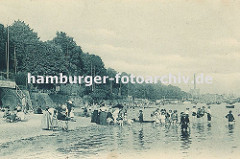 historisches Motiv vom Strand an der Elbe bei Oevelgoenne / Altona ca. 1890. Kinder spielen im Wasser, sie stehen bis zu den Knien in der Elbe - die Eltern liegen im Sand am Elbufer. Im Hintergrund Fabrikanlagen und Schornstein von Neumühlen.