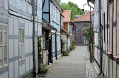 Blick durch die Bleicherstrasse zur Wallstrasse in Lüchow - historische Architektur, schmale Gasse.