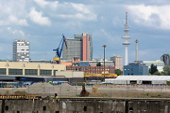 Blick von Hamburg Steinwerder / Kaiser Wilhelm Hafen zum Panorama in Hamburg St. Pauli - Hochhäuser und Fernsehturm.