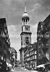 Blick vom Schaarmarkt zur Hamburger Michaeliskirche - hohe Wohnhäuser, Fachwerkgebäude - Geschäfte im Paterre; Kirchturm der St. Michaeliskirche, ca. 1920.