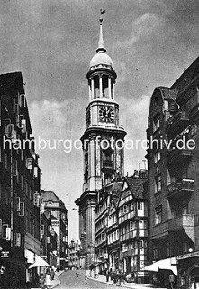 Blick vom Schaarmarkt zur Hamburger Michaeliskirche - hohe Wohnhäuser, Fachwerkgebäude - Geschäfte im Paterre; Kirchturm der St. Michaeliskirche, ca. 1920.