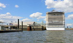 Das Kreuzfahrtschiff MSC Splendida liegt am Kai vom neuen Kreuzfahrtterminal Steinwerder  im Hamburger Hafen. Das Schiff hat eine Länge von 333 m; eine zugelassene Passagierzahl von 3274 sowie eine Besatzung von ca. 1370.