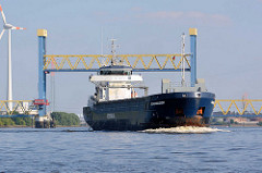 Das Tankschiff BEAUMAIDEN hat die hochgefahrene Kattwykbrücke passiert und fährt auf dem Kattwyk Richtung Elbe.