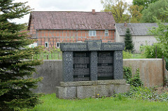 Gedenkstätte - Unseren Gefallenen und Vermissten, Gemeinde Dickfeitzen und Kröte - im Hintergrund Fachwerkwohnhaus.