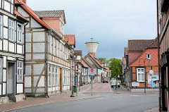 Blick durch die Bergstrasse von Lüchow - historische Fachwerkhäuser, Wasserturm.