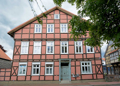 Mehrstöckiges Fachwerkgebäude, Wohnhaus in der Wallstrasse / Lüchow - Inschrift über der Tür Gottlieb Carsten.