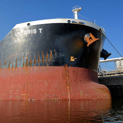 Bug des Massengutschiffs ARIS T im Hamburger Hafen / Reiherstieg. Der Frachter hat eine Länge von 229,50m und hat eine Bruttoraumzahl BRZ von 49973.