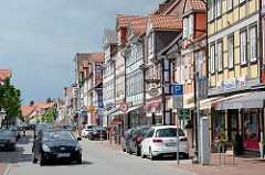 Geschäftsstrasse / Durchgangsstrasse mit historischer Bebauung - farbige Fassade, Fachwerkkonstruktion - Gewitterhimmel; Lange Strasse in Lüchow.