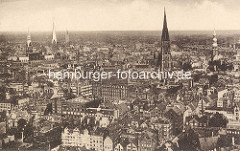 Historische Luftaufnahme über die Hamburger Altstadt - Türme der Hansestadt Hamburg. Rechts der Kirchturm der St. Katharinenkirche, dann der Kichturm der Nikolaikirche - lks. der Uhrenturm vom Rathaus Hamburgs - daneben die St. Petrikirche + Jako