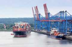 Blick auf das Container Terminal Hamburg Altenwerder - ein Containerschiff legt an, ein Feederschiff liegt am Kai des Terminals im Hamburger Hafen.