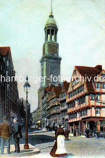 Blick vom Schaarmarkt zur Hamburger Michaeliskirche; Fachwerkhäuser, Kopfsteinpflaster - Strassenlaterne, eine Frau mit Schürze geht über die Strasse; ca. 1900.