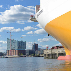 Bug des Frachtschiffs GRANDE COTONOU im Hamburger Hansahafen im Hafenstadtteil Kleiner Grasbrook an der Norderelbe - im Hintergrund das entstehende Hamburger Konzerthaus Elbphilharmonie.