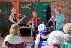 Kulturelle Landpartie im Wendland - Auftritt der Gruppe Schmarowotsnik mit Klesmer und jiddischen Liedern in Seedorf / Wendland.