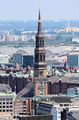 Kirchturm / Kupferturm der Hamburger Katharinenkirche - dahinter die denkmalgeschützte Architektur der Gemüsehallen in Hamburg Hammerbrook - re. im Hintergrund die Müllverbrennungsanlage MVA in Billbrook.