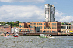 Blick über die Elbe - Wohnhäuser, Hochhäuser am Elbufer von Hamburg Altona / Grosse Elbstrasse. Barkassen mit Fahrgästen bei einer Hafenrundfahrt.