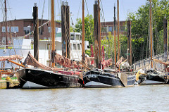 Historische, restaurierte Fischkutter liegen im Hafen am Köhlfleet in Hamburg Finkenwerder.