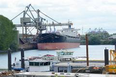 Frachtschiff im Dradenauhafen in Hamburg Waltershof - im Vordergrund Binnenschiff an ihrem Liegeplatz in Hamburg Finkenwerder.