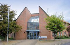 Moderne Architektur - Eingang der Kreisvolkshochschule, Geschäftsstelle Lüchow.