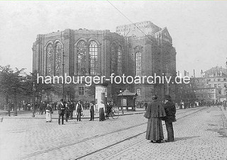 Brandruine des Kirchenschiffs von der St. Michaeliskirche, 1906.