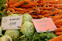 Biogemüse auf dem Wulksfelder Bauernmarkt - Kohlrabi, Möhren.