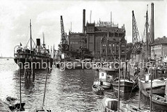 Im Altonaer Hafen liegen die Motorschiffe und Frachtsegler am Kai -  auf der Grossen Elbstrasse steht ein Pferdefuhrwerk und wartet auf Ladung; davor eine Tankstelle mit der Aufschrift "Essoclub".  (ca. 1938)