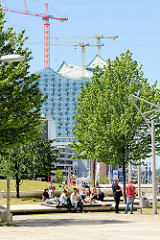 Mittagspause im Sandtorpark in der Hamburger Hafencity - im Hintergrund die Elbphilharmonie.