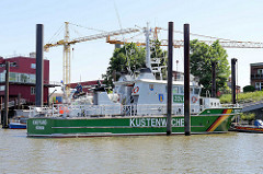 Schiff der Küstenwache / Zollschiff Kniepsand am Anleger im Köhlfleet von Hamburg Finkenwerder.