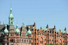 Kupfertürme - Dächer in der Speicherstadt Hamburgs - Turm vom Rathaus der Speicherstadt - Sitz der HHLA / Hamburger Hafen und Logistik AG.