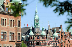 Kupfertürme - Dächer in der Speicherstadt Hamburgs - Turm vom Rathaus der Speicherstadt - Sitz der HHLA / Hamburger Hafen und Logistik AG.