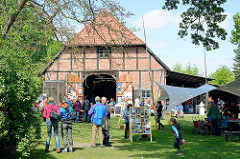 Kulturelle Landpartie im Wendland - Hof inBreese i. d. Marsch / BesucherInnen.