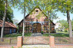 Restauriertes Fachwerkhaus - Holzzaun; Bilder aus dem Wendland, Breese i. d. Marsch.