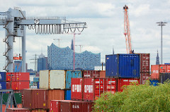 Containerstapel / Containerlager auf Hamburg Steinwerder - Kran; im Hintergrund die Fassade der Hamburger Elbphilharmonie.