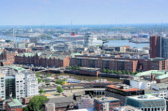 Blick über die Dächer der Hamburger Neustadt zum Binnenhafen und Bürogebäude / Speicherstadt am Zollkanal.