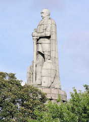 Hamburger Bismarck-Denkmal - Statue aus Granit auf der Elbhöhe im Alten Elbpark - fertiggestellt 1906; Architekten Johann Emil Schaudt und vom Berliner Bildhauer Hugo Lederer.
